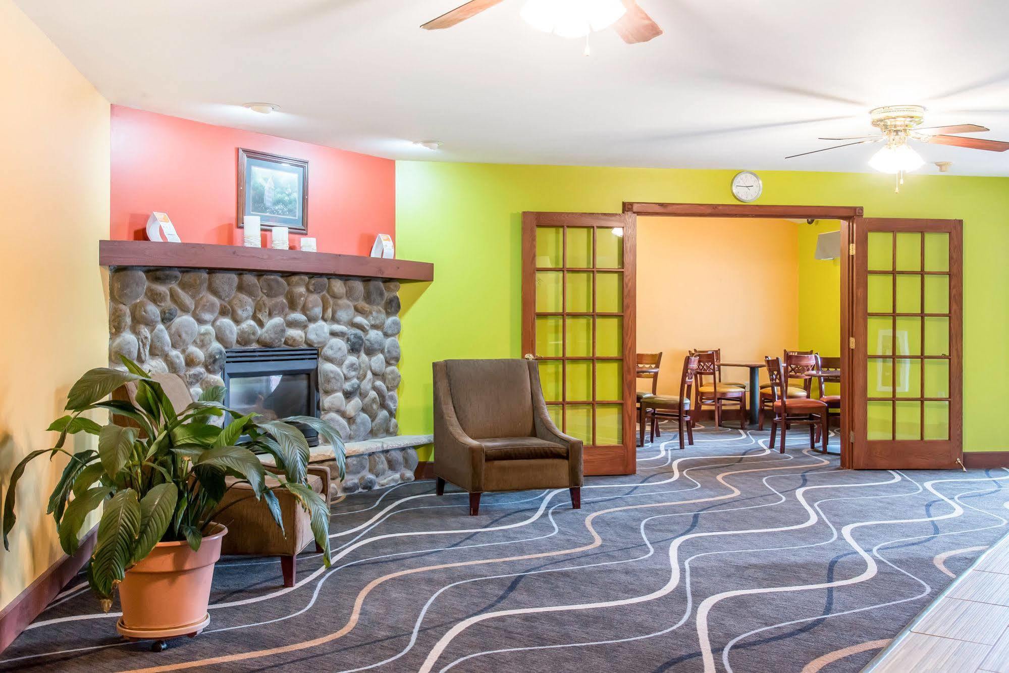 Econo Lodge Inn & Suites Eau Claire Exterior foto