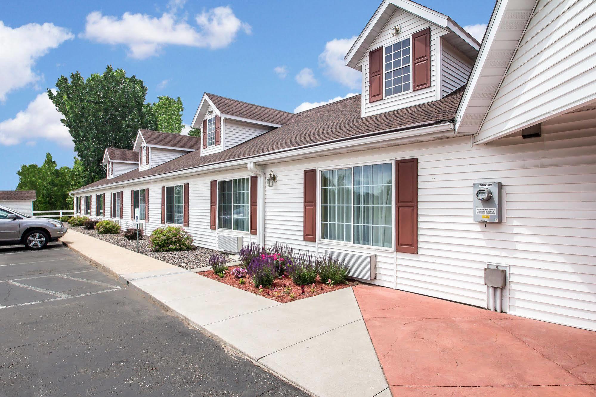 Econo Lodge Inn & Suites Eau Claire Exterior foto